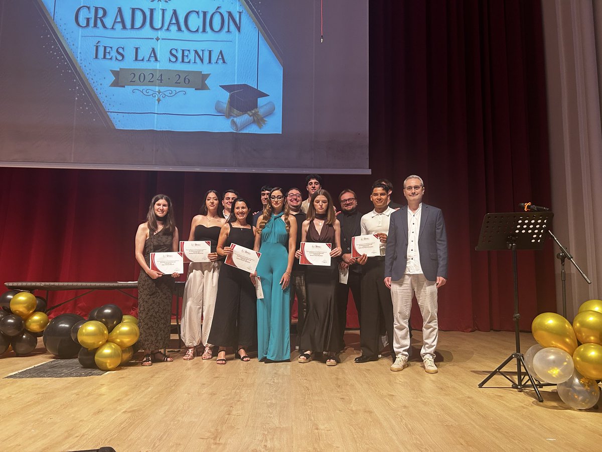 ieslasenia's tweet photo. Hui hem celebrat la graduació de #ciclesformatius de @iespaiporta 
Enhorabona a tots i totes.
Hoy hemos celebrado la graduación de los ciclos formativos del IES La Sénia. Enhorabuena a todos y todas
#graduación🎓 https://t.co/UXRB0m6IaZ