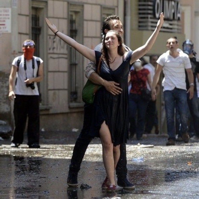 pinartosunn's tweet photo. Hazır bugün gezi direnişini anıyorken söylemek isterim. Böyle bir fotoğrafımın olmasını ne çok isterdim. Gezide türlü hayran olduğum akıllara kazınan görseller var ama ben hayatım boyunca hiçbir fotoğrafı bu kadar kıskanmamıştım. https://t.co/sY2o6qiW6Y