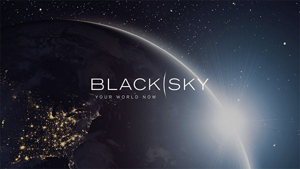 datafondamental's tweet photo. #AnalyseAction #5 — $BKSY | BlackSky Technology
Pendant que tout le monde débat de qui va lancer le plus de satellites, BlackSky a choisi une autre bataille : être le meilleur pour observer la terre depuis l'espace.
Pas de lanceur. Pas de constellation de communication. De l'intelligence spatiale pure.
Le business :
BlackSky opère une constellation de petits satellites en orbite basse qui capturent des images haute résolution de n'importe quel point du globe avec une fréquence de revisite record. Leurs clients : gouvernements, armées, agences de renseignement, entreprises.
Mais la vraie valeur ajoutée c'est leur plateforme Gen-3 : une couche d'IA qui transforme les images brutes en renseignements exploitables en temps quasi-réel. Ce n'est plus juste de la photo satellite. C'est de l'analyse automatisée.
Les chiffres :
Prix : ~51$ | Market cap : ~3.5Mds$
Q1 2026 : 21M$ de revenus, +14% sur le trimestre précédent
Revenus 2025 : 106.6M$
Guidance 2026 relevée : 130-150M$ (+30% sur un an)
EBITDA ajusté positif pour la 2ème année consécutive
Backlog : 345M$ (+32% sur un an)
Nouveaux contrats Q1 : jusqu'à 160M$
Consensus analystes : target moyen 26.78$ — sous le cours actuel de 51$
Le risque
Le cours a explosé bien au-delà des targets analystes. GurFocus estime la valeur fondamentale à 9.27$ soit -82% vs cours actuel. La croissance des revenus est réelle mais modeste comparée à la valorisation. Et la boîte reste en perte nette.
Pourquoi ça reste intéressant ?
BlackSky est la seule pure play "intelligence spatiale + IA" cotée en bourse. Avec l'explosion des besoins en surveillance géopolitique, en gestion des catastrophes naturelles et en analyse commerciale, la demande pour ce type de service est structurellement croissante.
Et la Gen-3 est un vrai différenciateur technologique que les concurrents n'ont pas encore répliqué.
Mon avis :
J'avais une position sur BKSY en début d'année, vendue à +50%. Si j'avais tenu, j'aurais fait +150% aujourd'hui. Pas de regrets, les gains sont les gains. Mais ça rappelle qu'en bourse, la patience est souvent la meilleure stratégie.
À 51$ je trouve la valorisation trop tendue, les analystes voient un downside de -47% vers leur target moyen, et la croissance des revenus ne justifie pas encore ce niveau de prix. L'entreprise est technologiquement fascinante mais je reste à l'écart pour l'instant. J'attends une correction ou une accélération des revenus au Q2 avant de reconsidérer.
⚠️ Pas de conseil en investissement.