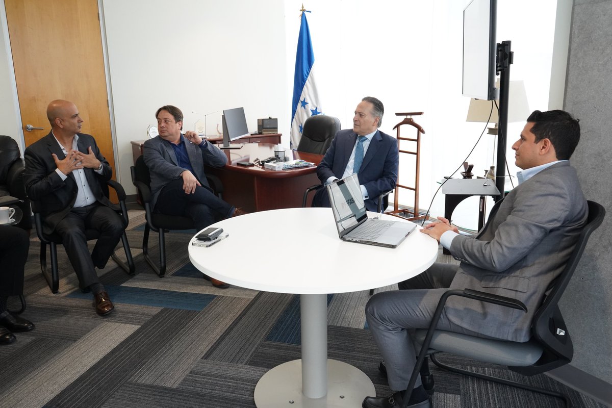 HNeddyO's tweet photo. Avanzamos en el fortalecimiento de la competitividad y la industria hondureña. 🇭🇳

Sostuve una reunión con el Presidente Ejecutivo de FEFASA, Nidal Faraj, junto al Viceministro @fortin_mac74813   y el Secretario Técnico de Competitividad y Promoción Internacional @Nelzavc    para impulsar acciones concretas que fortalezcan la inversión y las oportunidades del sector industrial.

Seguimos generando alianzas que impulsan el crecimiento del país.