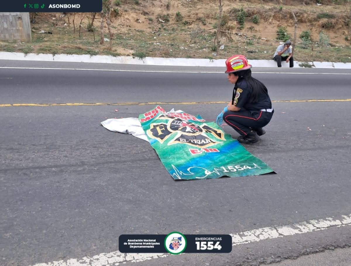sincensuraGua's tweet photo. 🚨💔 TRAGEDIA EN CHIMALTENANGO: NIÑO DE 2 AÑOS MUERE ATROPELLADO EN RUTA NACIONAL 14

Una escena de profundo dolor se vivió en el kilómetro 62 de la Ruta Nacional 14, en jurisdicción de El Tejar, Chimaltenango, donde un menor de apenas 2 años perdió la vida tras ser atropellado por un vehículo de transporte pesado.

🕊️ El pequeño fue identificado como José Damián Fidel Loarca Valle. Según el reporte de cuerpos de socorro, el menor falleció en el lugar debido a la gravedad de las lesiones provocadas por el impacto.

😢 Familiares del niño, especialmente su madre, protagonizaron escenas de desesperación y dolor al confirmar la tragedia, mientras vecinos y testigos observaban consternados lo ocurrido.

🚑 Bomberos Municipales Departamentales acudieron rápidamente al lugar; sin embargo, ya no fue posible salvarle la vida.

⚠️ Autoridades correspondientes iniciaron las investigaciones para establecer cómo ocurrió el accidente y determinar responsabilidades.

🙏 La tragedia ha generado consternación entre vecinos y usuarios en redes sociales, quienes han expresado mensajes de solidaridad para la familia en este difícil momento.