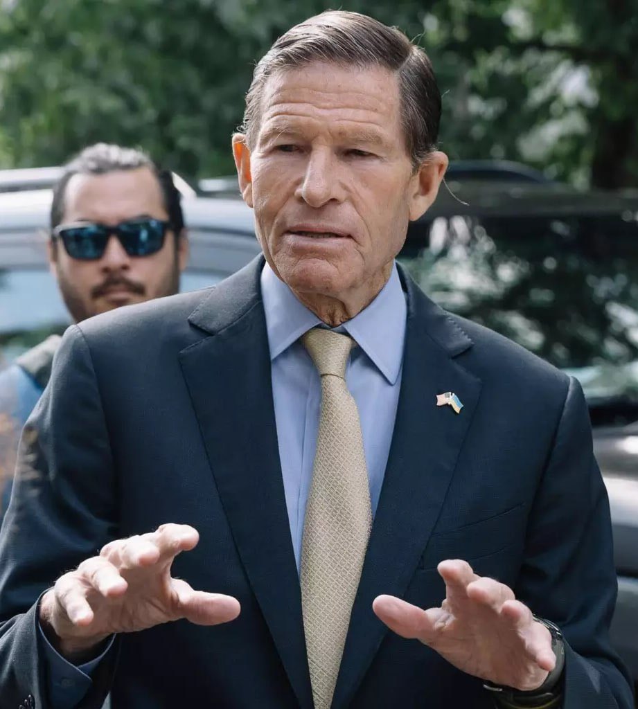 UkrReview's tweet photo. 🇺🇸🇺🇦 The United States is not leaving Ukraine, and its diplomats, despite Russian intimidation, remain in Kyiv. We will not be intimidated by Russian threats or bullying, we are not afraid, and the people of Ukraine should not be intimidated in any way, — said US Senator Richard Blumenthal at a briefing in Kyiv.

The US senator said that he would return to the United States with a list of Ukraine’s needs:

“Ukraine will win if it has the means to finish the job, and what we have heard in the last few days strengthens my confidence that Ukraine is indeed moving towards victory.

I will fight to bring to the finish line a bill on sanctions that will cut off the revenues that are now flowing to Putin’s war machine and are critically important to it. Without them, Russia will not be able to continue the fight.

In the long term, Putin cannot sustain this war: he is losing 30,000 or more of his troops every month.

According to what we discussed during our conversations with the Minister of Defense, soon the losses will be about 200 lives or wounded per kilometer. 
I am convinced that Ukraine is making progress on the battlefield."