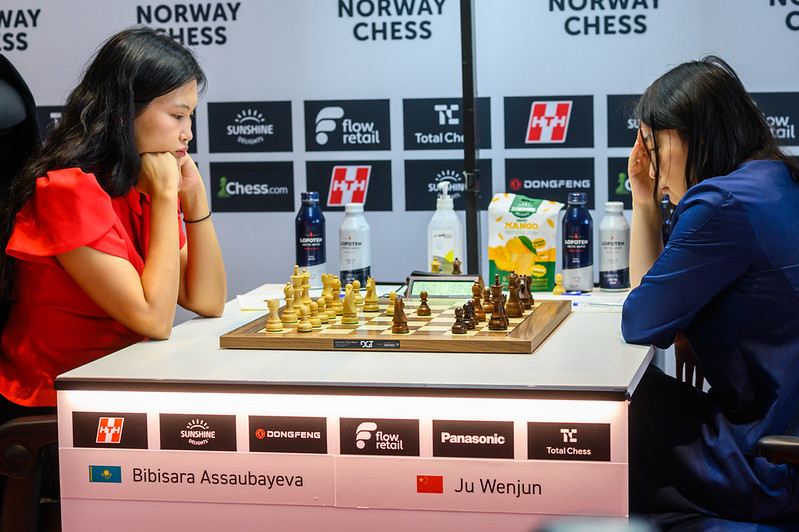 CapaKaspa's tweet photo. Norway 🇳🇴 Chess 2026 R4
Carlsen empoche 3 points contre Gukesh et se replace.
Dans le féminin, encore 3 nulles, Assaubayeva gagne son Armageddon et maintien son avance.
Classements, photos, DIRECT 👉 https://t.co/oCiSxhNYOr

📸 Michal Walusza #NorwayChess https://t.co/5kDlO4Pzc7