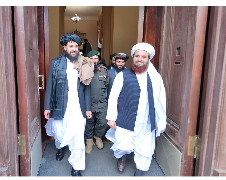 AfghanEmbRussia's tweet photo. د افغانستان د دفاع وزیر د مسکو سفارت له ودانۍ څخه لیدنه وکړه.

د افغانستان اسلامي امارت قدرمن دفاع وزیر مولوي محمد یعقوب مجاهد روسیې ته د خپل رسمي سفر پر مهال په مسکو کې د افغانستان سفارت له ودانۍ او اداري څانګو څخه لیدنه وکړه او د سفارت له دیپلوماتانو او کارکوونکو سره یې ناسته ترسره کړه.

ښاغلي وزیر د سفر په جریان کې د سفارت د همکارانو له هڅو، منظمې همغږۍ، داسلامي امارت څخه په روسیه هیواد کې  دښې استازولۍ او پر وخت چمتووالي د ستاینې سربېره د افغان ځورېدلي ولس لپاره د معیاري، اغېزمنو او پر وخت قونسلي او اداري خدماتو پر وړاندې کولو ټینګار وکړ.