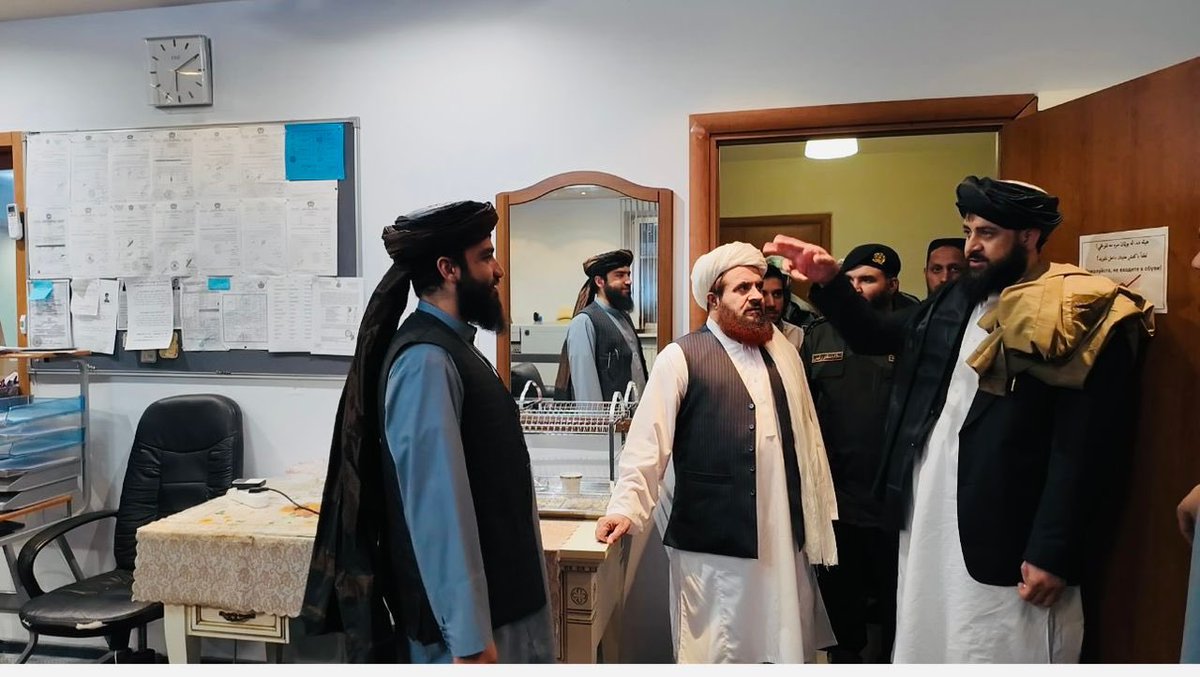AfghanEmbRussia's tweet photo. د افغانستان د دفاع وزیر د مسکو سفارت له ودانۍ څخه لیدنه وکړه.

د افغانستان اسلامي امارت قدرمن دفاع وزیر مولوي محمد یعقوب مجاهد روسیې ته د خپل رسمي سفر پر مهال په مسکو کې د افغانستان سفارت له ودانۍ او اداري څانګو څخه لیدنه وکړه او د سفارت له دیپلوماتانو او کارکوونکو سره یې ناسته ترسره کړه.

ښاغلي وزیر د سفر په جریان کې د سفارت د همکارانو له هڅو، منظمې همغږۍ، داسلامي امارت څخه په روسیه هیواد کې  دښې استازولۍ او پر وخت چمتووالي د ستاینې سربېره د افغان ځورېدلي ولس لپاره د معیاري، اغېزمنو او پر وخت قونسلي او اداري خدماتو پر وړاندې کولو ټینګار وکړ.