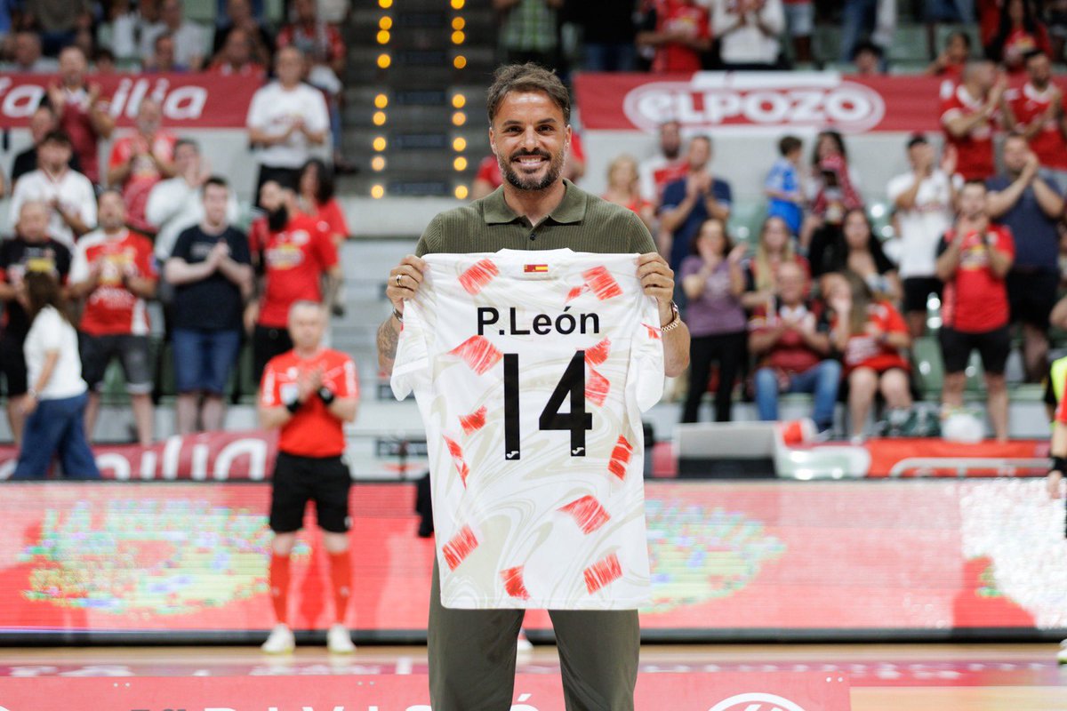 realmurciacfsad's tweet photo. ❤️ Hoy, el @ElPozoMurcia_FS ha rendido homenaje a nuestro capitán, Pedro León, en la previa del playoff por el título de liga en El Palacio de los Deportes.

👏 Orgullo murciano dentro y fuera del campo.

💪🏆¡Gracias por este reconocimiento y mucha suerte en la lucha por el título!