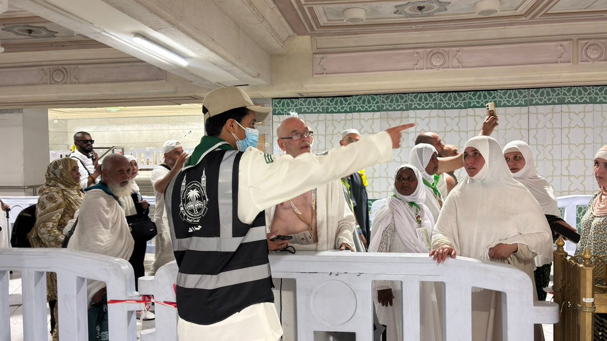 AziziyahAl's tweet photo. عينٌ تُرشد… وأثرٌ يبقى 🕋

تواصل فرق الكشافة بـ بفريقنا الكشفي  جهودها في خدمة ضيوف الرحمن داخل المسجد الحرام، عبر أعمال الإرشاد الميداني وتوجيه الحجاج والمساهمة في تنظيم الحركة، بروحٍ من المسؤولية والعطاء.
#جمعية_الكشافة_العربية_السعودية
#حج_1447هـ
#حياكم_الله https://t.co/pTqJvKsc3P