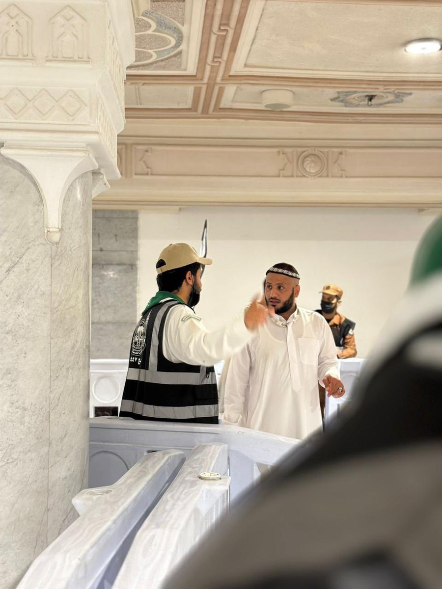 AziziyahAl's tweet photo. عينٌ تُرشد… وأثرٌ يبقى 🕋

تواصل فرق الكشافة بـ بفريقنا الكشفي  جهودها في خدمة ضيوف الرحمن داخل المسجد الحرام، عبر أعمال الإرشاد الميداني وتوجيه الحجاج والمساهمة في تنظيم الحركة، بروحٍ من المسؤولية والعطاء.
#جمعية_الكشافة_العربية_السعودية
#حج_1447هـ
#حياكم_الله https://t.co/pTqJvKsc3P