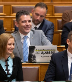 beatasalsa's tweet photo. Az a laptop borító, az nagyon kiakasztó. kva élet https://t.co/jQ4MqA5tXe