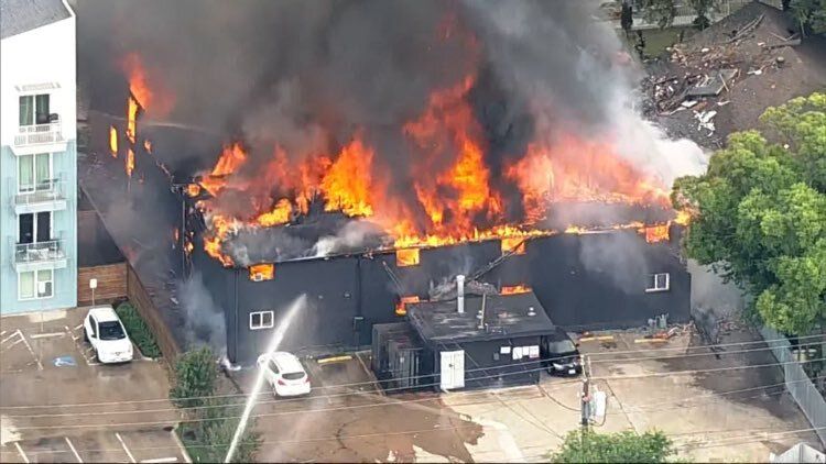 CFPalerts's tweet photo. DALLAS, TEXAS **4TH ALARM** 409 EAST 9 STREET. HEAVY FIRE IN A 2-STY APARTMENT BUILDING. POSS RELATED TO AN EXPLOSION. REPORTS OF MULTIPLE VICTIMS. PARTIAL COLLAPSE. (57) DFD UNITS ON SCENE. ENGINE 15 WAS WORKING A REPORTED GAS LEAK IN THE AREA AT THE TIME OF THE EXPLOSION. (CFP Alerts) [CFP-700] 15:44:47 | ALERT ID: 35247