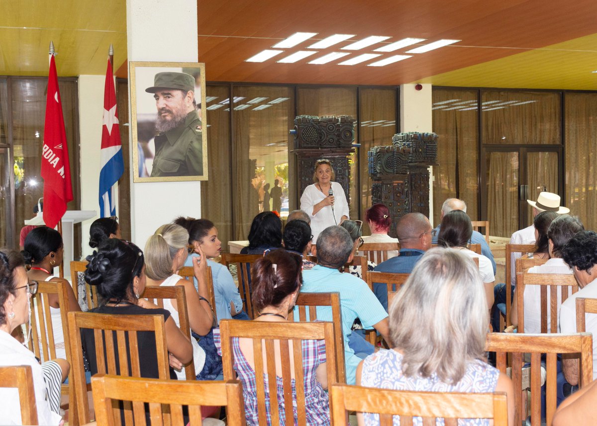 CIGBCuba's tweet photo. Celebramos alianzas culturales en el marco del 32 Festival Internacional de Poesía de La Habana, como parte de las actividades por el #40aniversario del @CIGBCuba . Un encuentro liderado por el Ministro de Cultura de la República de Cuba, Alpidio Alonso.
#CubaNoEstaSola #poesía https://t.co/iWFpQqJvKI
