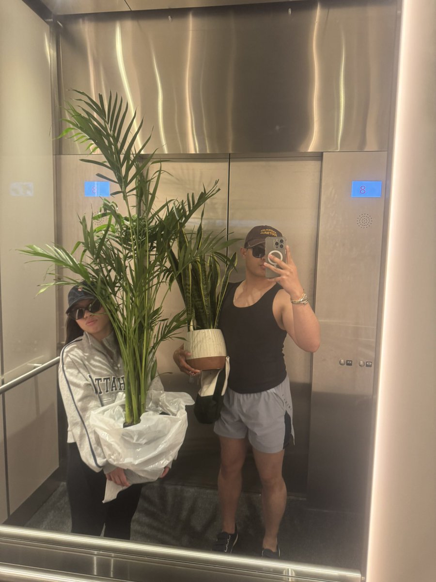 ItsmePar's tweet photo. Besties are out plant hunting https://t.co/ieZepffcRo
