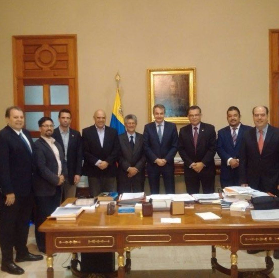 Caligula3012's tweet photo. Si si si, el del medio es Zapatero 👇👇👇 https://t.co/9XhWs3RZwB
