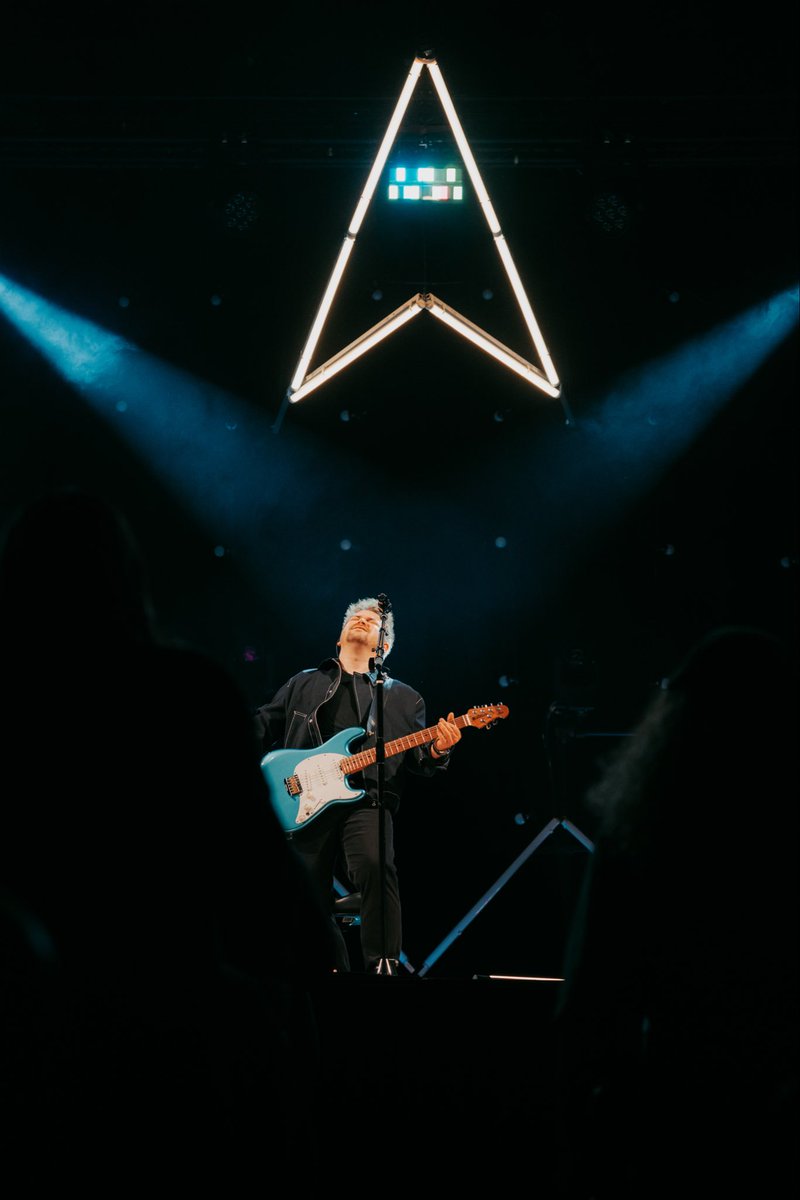 HunterHayes's tweet photo. A quick cheers to the Evergreen Tour mascot… THE PAPER AIRPLANE! If you’ve been with me for a bit, you know that I connect with Airplanes/Aviation in more ways than one. For music, I love the idea that a paper airplane can represent a song, and the way it floats through the world even if just to find one person who needs to hear it… I wanted it to look like it was floating over all of us on this tour for the whole show! ✈️ Now that chapter one of the tour is complete, I have to wait until the next time we get to see the paper airplane take flight…

Tickets for the added dates of the Evergreen Tour go on sale tomorrow at noon local time🌱

📸: @samsabinash