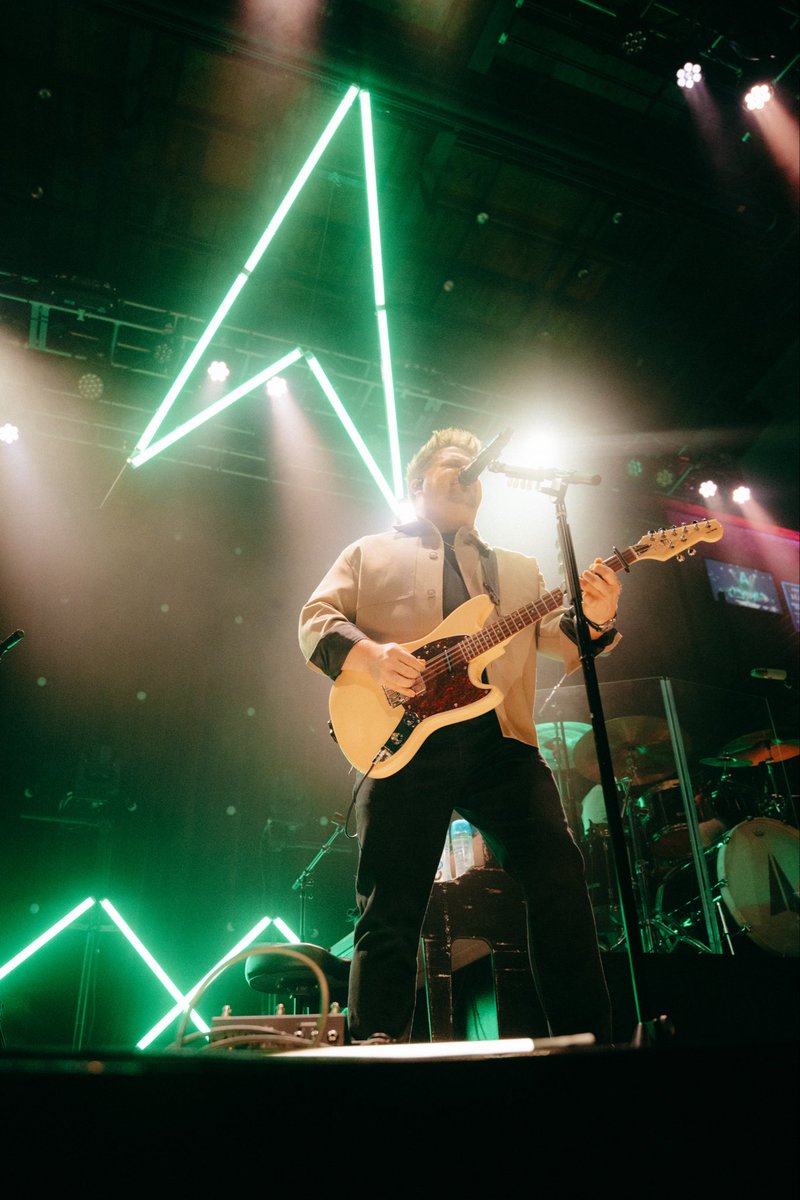 HunterHayes's tweet photo. A quick cheers to the Evergreen Tour mascot… THE PAPER AIRPLANE! If you’ve been with me for a bit, you know that I connect with Airplanes/Aviation in more ways than one. For music, I love the idea that a paper airplane can represent a song, and the way it floats through the world even if just to find one person who needs to hear it… I wanted it to look like it was floating over all of us on this tour for the whole show! ✈️ Now that chapter one of the tour is complete, I have to wait until the next time we get to see the paper airplane take flight…

Tickets for the added dates of the Evergreen Tour go on sale tomorrow at noon local time🌱

📸: @samsabinash