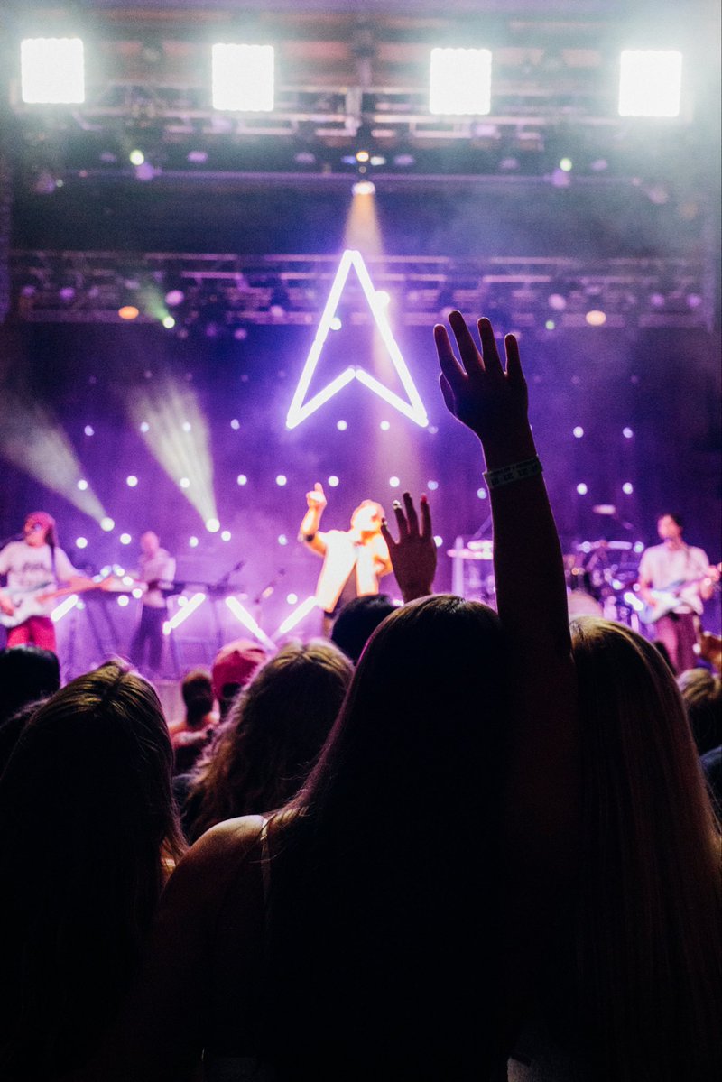 HunterHayes's tweet photo. A quick cheers to the Evergreen Tour mascot… THE PAPER AIRPLANE! If you’ve been with me for a bit, you know that I connect with Airplanes/Aviation in more ways than one. For music, I love the idea that a paper airplane can represent a song, and the way it floats through the world even if just to find one person who needs to hear it… I wanted it to look like it was floating over all of us on this tour for the whole show! ✈️ Now that chapter one of the tour is complete, I have to wait until the next time we get to see the paper airplane take flight…

Tickets for the added dates of the Evergreen Tour go on sale tomorrow at noon local time🌱

📸: @samsabinash