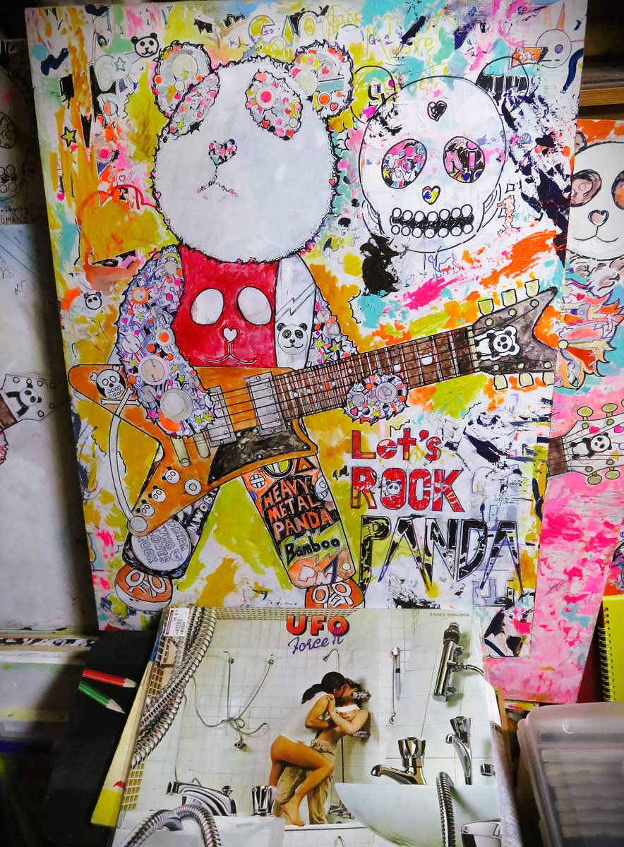 nekometallion's tweet photo. おはようございます。ヘビーメタル・パンダにマボロシのギター、モダーンもたせてみた。中古でも四十万するとか、モダーンってどんなオトがするんだろう？素朴なオトがしそうだな～もってるヒトいる？って事できょうもよろしくお願いします https://t.co/cCAIJfdtLS