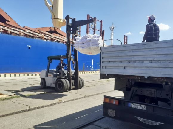 MincinCuba's tweet photo. La distribución del arroz donado por China continua paulatinamente a partir de la disponibilidad de combustible. 

El cerco energético impacta directamente en la distribución de la canasta familiar normada.

#TumbaElBloqueo #CubaQuierePaz #ComercioCuba https://t.co/NtkLMbVZD4