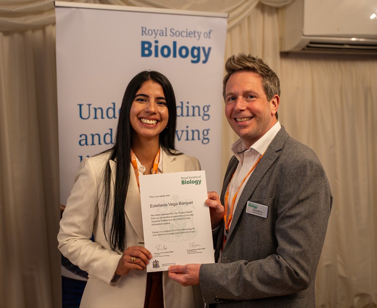 espol's tweet photo. Estefanía Vega, integrante de la comunidad #AlumniESPOL, recibió un reconocimiento internacional de la Royal Society of Biology, por su proyecto de titulación enfocado en detectar múltiples virus en pitahaya, aportando al fortalecimiento de la producción agrícola en el país 🇪🇨.

Conoce más: https://t.co/rw23dl3gsj