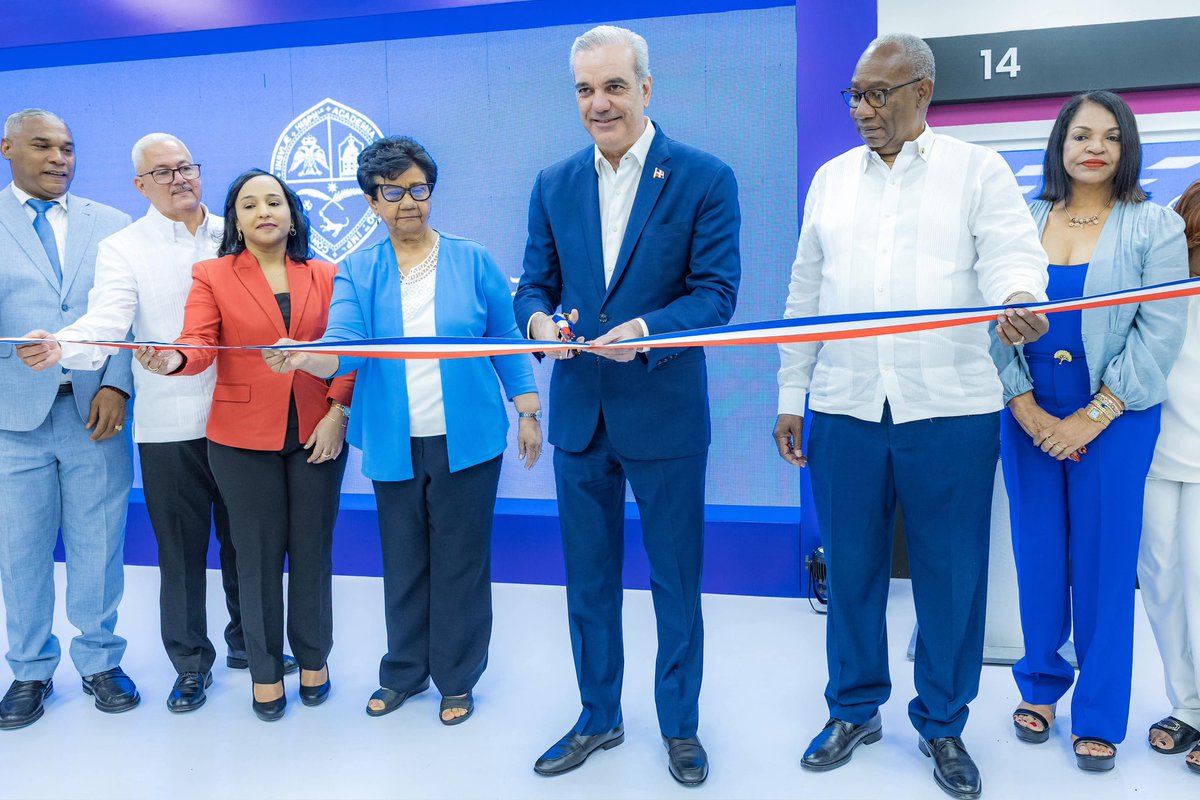 PresidenciaRD's tweet photo. El Pdte. @LuisAbinader junto con el rector de la @UniversidadUASD, @EditrudisBeltr1, inauguró varias infraestructuras académicas, tecnológicas y estudiantiles en la UASD, fortaleciendo una educación superior más moderna, digna y accesible. 🇩🇴📚 https://t.co/juaosX5kbH