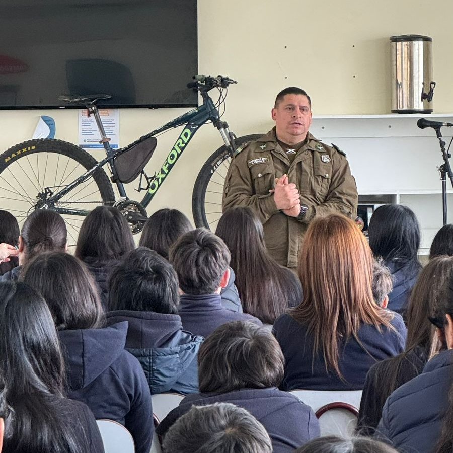 Carab_Maule's tweet photo. Nuestros @CarabMicc de #PARRAL, llegaron al Colegio #Nider para reforzar los consejos preventivos a los alumnos, respecto al tránsito vial.
Se instó a utilizar correctamente la bicicleta y con los respectivos elementos de seguridad, para evitar accidentes💚👮🚦🚗. https://t.co/edcE0snSFE