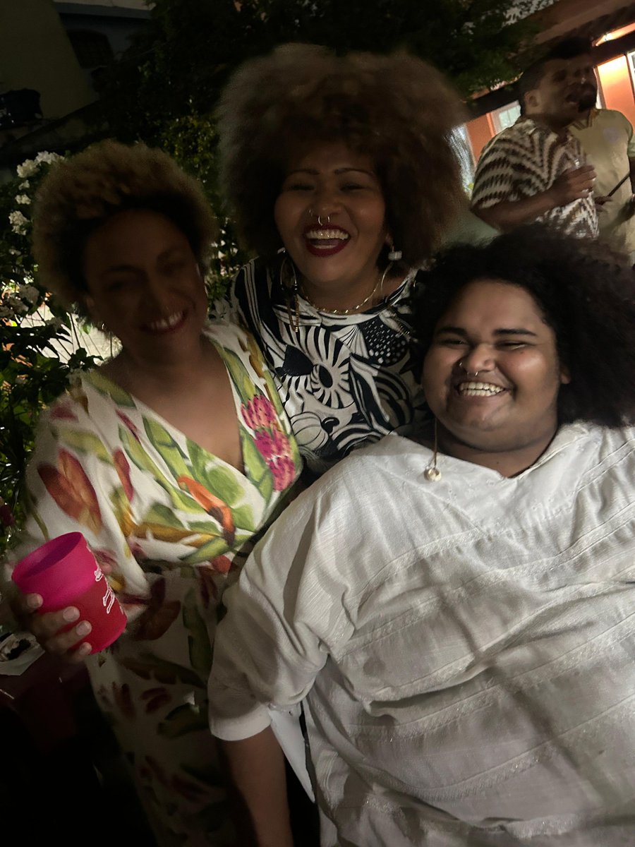 LedemiOdara's tweet photo. meu amores. ambas com mais de 20 anos de carreira. ambas compositoras. ambas conheci guri!
amigas. me emocionei ontem, demais, nos 50 de Simone. cantar solidão e gás é isso! voltar nas madrugadas, nas ruas, com elas. bom ver o tempo passar!
e bom aprender com minhas amigas. https://t.co/D7H3dQaACr