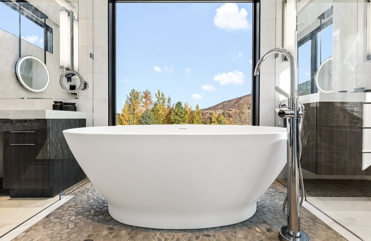 WeatherShield's tweet photo. Natural light can change everything – even your daily routine.  Large windows in the bathroom create an airy, spa-like retreat that feels calm, open, and effortlessly refined.  #NaturalLight #BathrooDesign #BrightSpaces

Images by PDETPhotography - Architectural https://t.co/xksmSVKST7