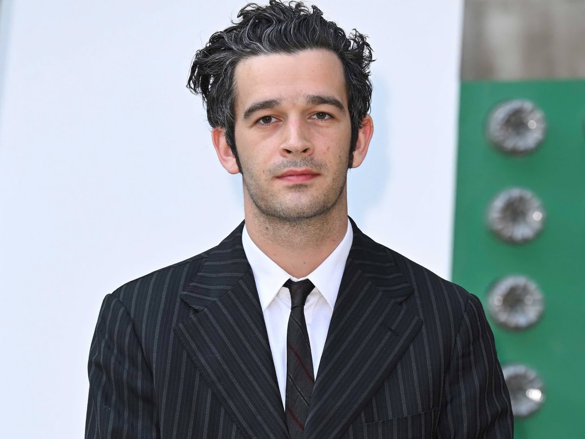 1989healy's tweet photo. 🚨Matty Healy has reportedly put both of his fingers inside a Chinese finger trap and has been stuck for the past 5 hours. https://t.co/nayh6w533Q