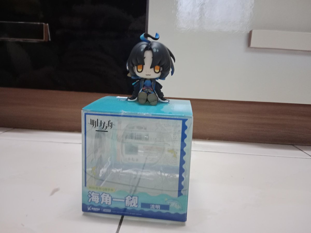 sakiswirl's tweet photo. ding, ding, ding .ᐟ 

╰┈  gift delivery for . . . 
@lumenshusband .ᐟ 

you got a figurine of Lumen and a pizza from Lumen .ᐟ and oh, there's a letter too.ᐟ https://t.co/U1DHP41oLA