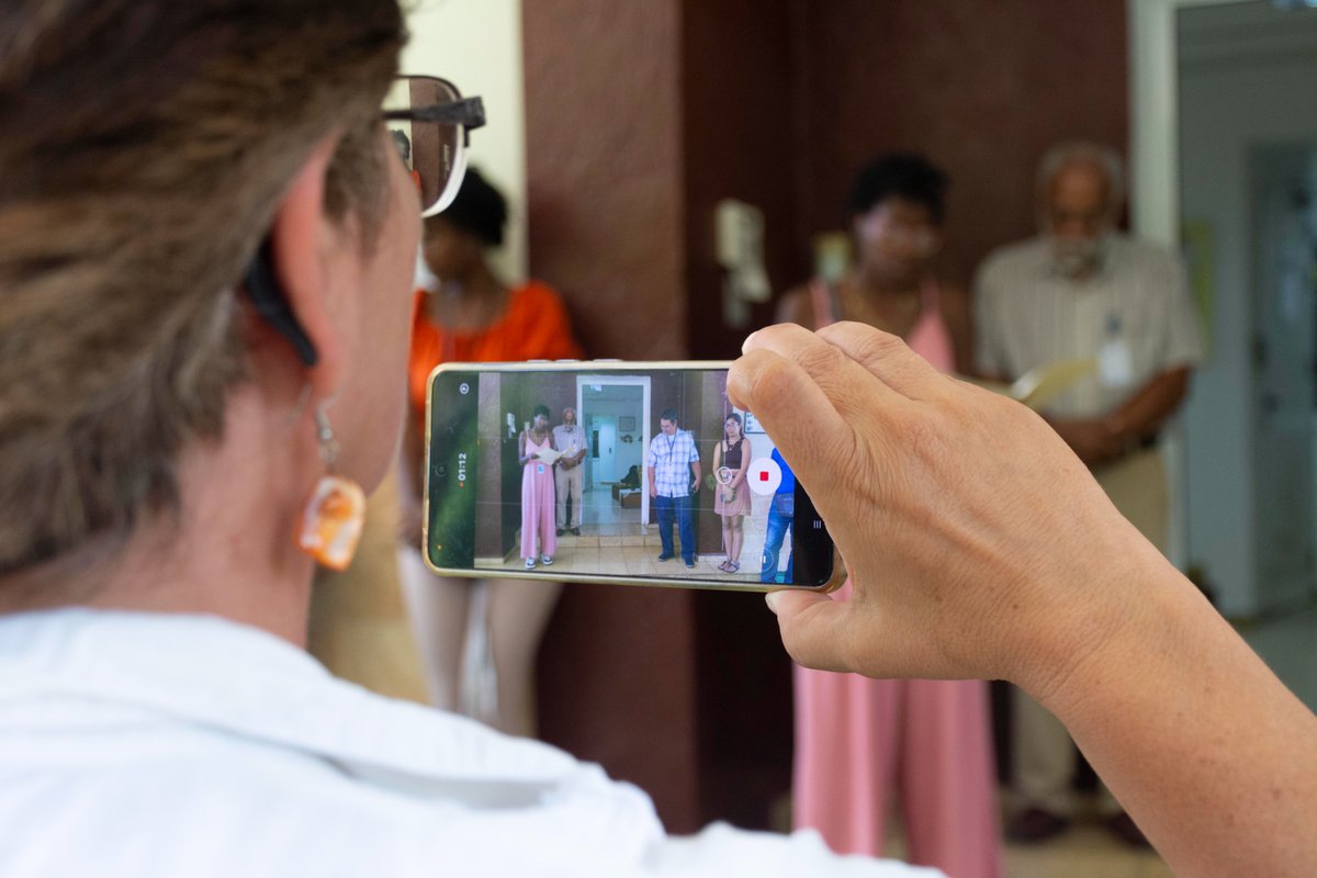 CIGBCuba's tweet photo. Celebramos 45 años de un logro científico que marcó la #BiotecnologíaCubana: la obtención del #interferón en Cuba. Reconocimos a fundadores, familiares y amigos que hicieron posible este acontecimiento. Plantamos dos árboles en homenaje a este aniversario.
#CIGB #CIGB40Años https://t.co/cGFksbPWv2
