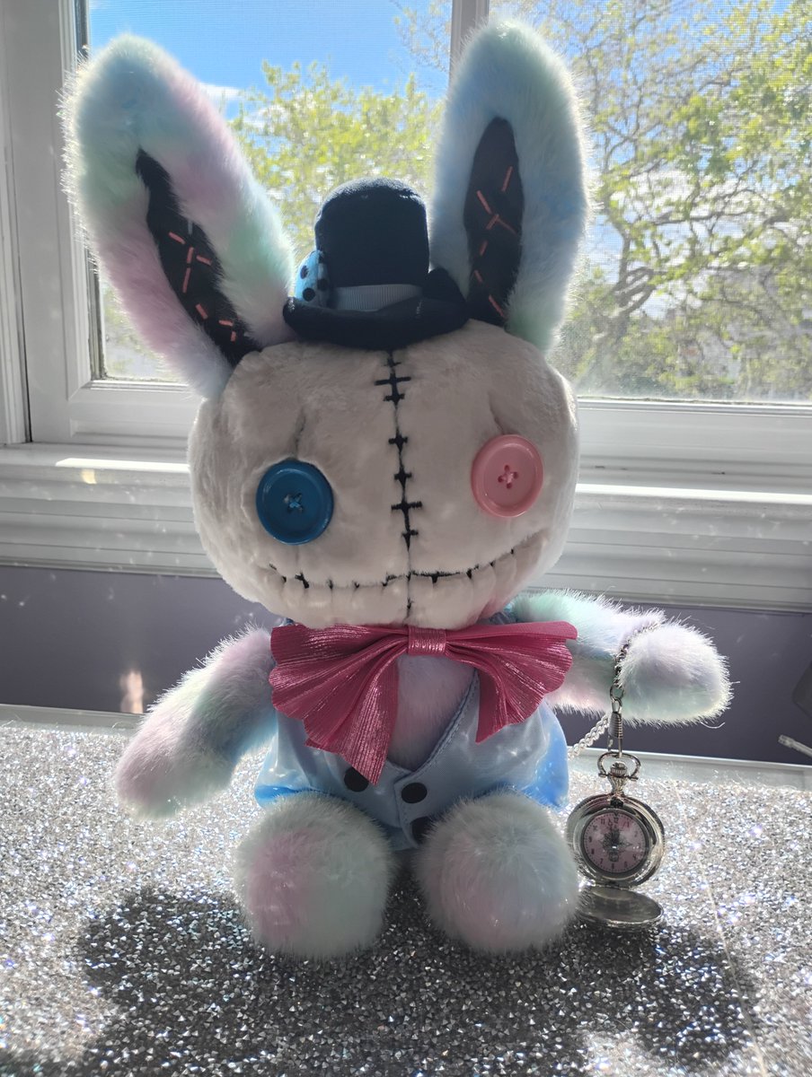 silverdreadfuls's tweet photo. Some days time has a habit of getting away from me - but luckily my lil' Cotton Dandy is here to keep a tight grip on it for me.

#plushiedreadfuls
@PlushieDreadful https://t.co/j4mOwBQy2p