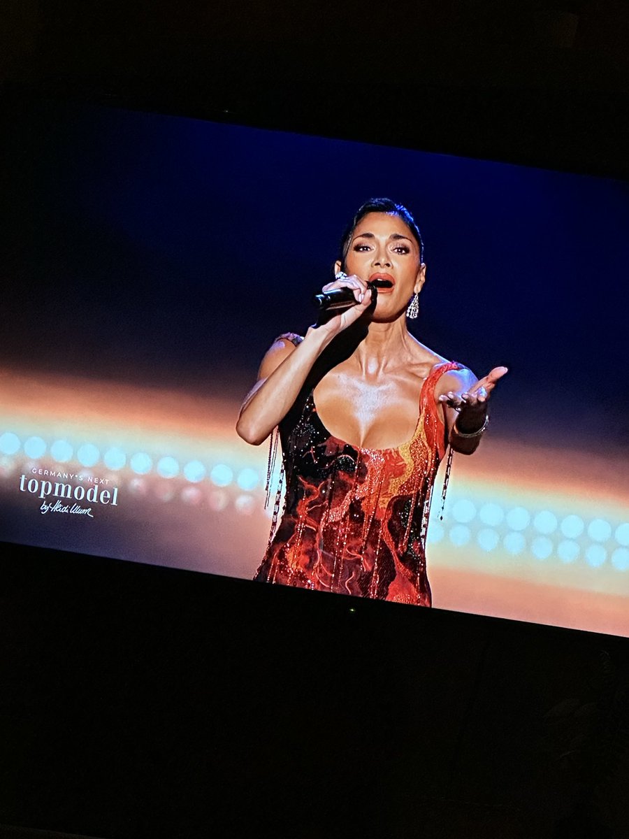 TinaBumBina's tweet photo. Plötzlich nicht mehr #gntm sondern #ESC 12 points from Germany https://t.co/RCJ4UxbDEd