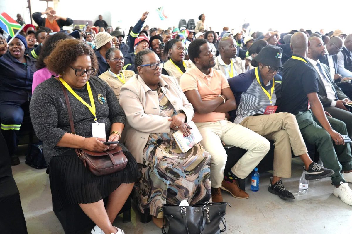 CommsZA's tweet photo. Team DCDT joined Inkosi Langalibalele Municipality for the official launch of the R1.9 million Social Employment Fund initiative aimed at curbing GBV in our communities.

The programme included tree planting, a walk against GBV, and the official launch ceremony.

#StopGBV 
#DCDT https://t.co/4EdNRrNlRC