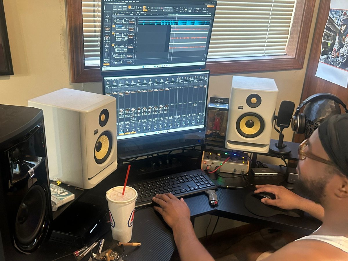 PHERecording's tweet photo. THOUGHTFUL THURSDAY: THE BOOTH VIBE 🎙️

The right environment unlocks your best performance. We curate the vibe so you can focus on the art. 

Book: https://t.co/ReU6JNzgJH

Drop 🔥 if you rockin wit it 👇

#StudioVibe #Music #Artist #PHE https://t.co/HuoNl6U474