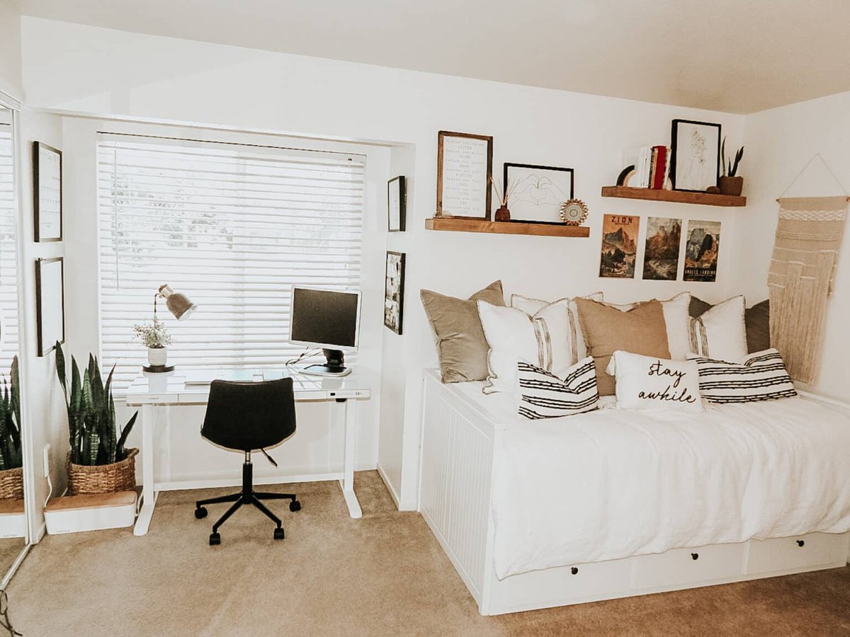 TheLemeDecor's tweet photo. Guest bedroom and office combo with multifunctional furniture, soft neutral styling, and efficient layout planning, creating a comfortable and productive space.

#GuestRoom #HomeOffice #InteriorDesign #HomeDecor #MultifunctionalSpace #ModernInteriors #CozySpaces #RoomInspo https://t.co/ZOuhZEvOhP