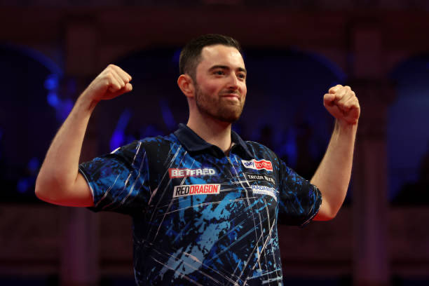 LeNineDarter's tweet photo. 🏆 Premier League Nuit Finale :

✋ Humphries l’emporte 10-9 au bout d’un match de fou encore une fois !

On aura donc une 3e finale de suite de Premier League entre les deux Luke !

(Honte au « fan » qui a sifflé sur la flechettes de match de Clayton)

#lequipeFLECHETTES https://t.co/kkO5jCSfNa