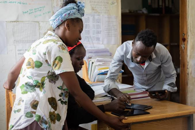 AIWE_2012's tweet photo. Community health workers are at the center of climate-health surveillance innovation. Empowering local health workers with digital tools improves outbreak detection speed. https://t.co/9eqo98iPeW