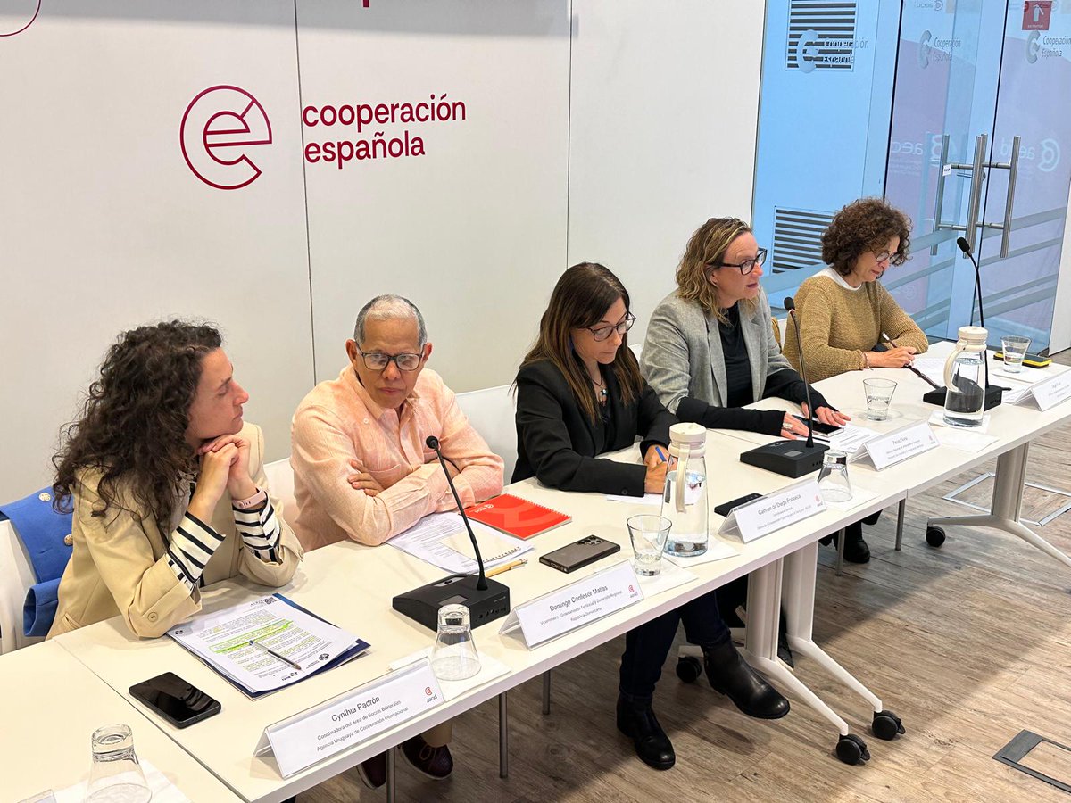 AecidConoSur's tweet photo. Durante la apertura Carmen de Diego, Coordinadora general de la Cooperación Española para el Cono Sur, destacó el valor de la cooperación triangular y de las alianzas entre países para enfrentar desafíos vinculados al territorio y al desarrollo. https://t.co/a4XIYTv2bd