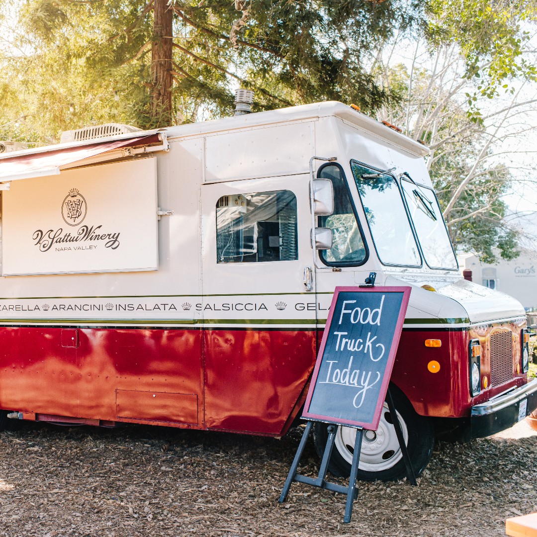 vsattui's tweet photo. This weekend the food truck is rolling into V. Sattui Winery with a menu worth planning your wine country visit around. 🍷🔥

New on the menu: Fried Chicken &amp; Homemade Buttermilk Biscuit topped with Caggiano sausage gravy 🤤

Come hungry. https://t.co/tPvU4UyKnl