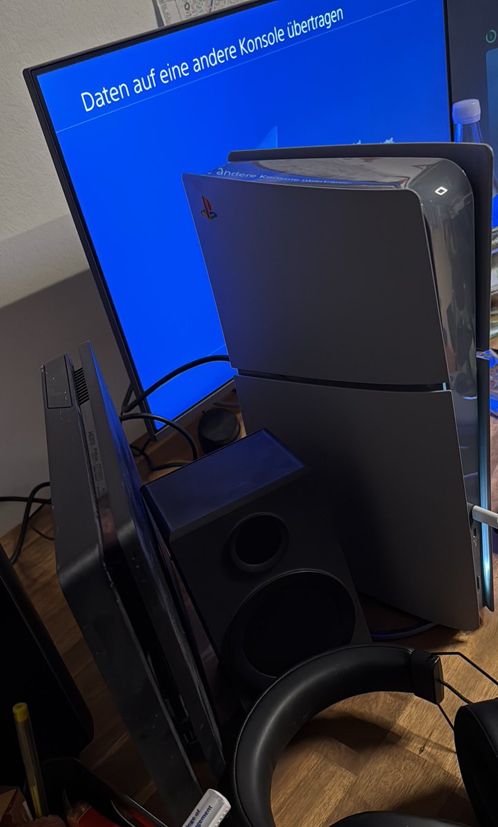 ThatMaddin's tweet photo. Nach fast 10 Jahren ist es Zeit, Abschied zu nehmen von meiner geliebten PS4 - fast schon seltsam wenn man bedenkt, dass ich meine ganze Jugend diese Konsolengeneration besessen und geliebt habe🥹🥲 Aber es wird nun Zeit für ein zeitgemäßes Upgrade🫶🏼 #PS5 https://t.co/Z3TT99FZ0G