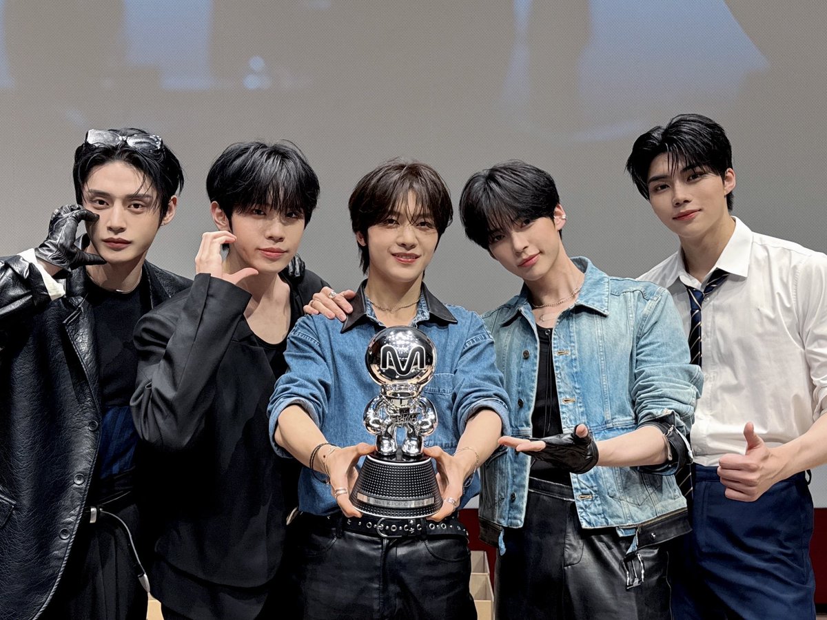 gunwookii's tweet photo. ⌕_ thank you so much to all the Zerose who came to today’s offline fansign ♡

being able to laugh, talk, and share such happy moments together made the day feel even more special for us https://t.co/9WluIUku4e