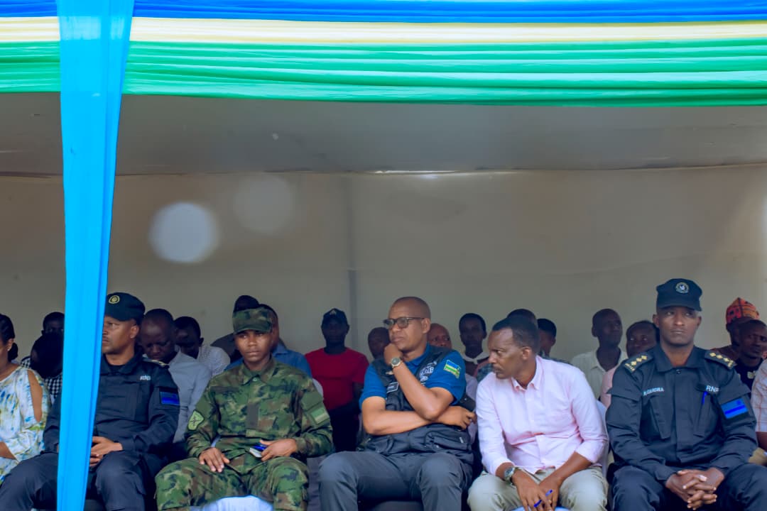 nkurunzizamose's tweet photo. Strong families are the foundation of a peaceful and developed society. Community dialogue and collective responsibility remain key in protecting children and promoting family values. 👏🏾 #FamilyEvening #Nyagatare #Matimba https://t.co/5S0D2kWGfy
