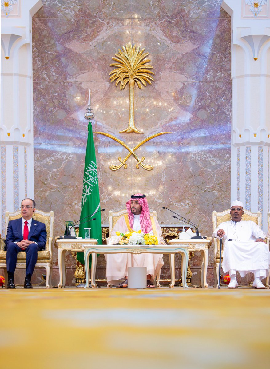 AJELNEWS24's tweet photo. عاجل 🔴 

نيابة عن خادم الحرمين الشريفين الملك سلمان بن عبدالعزيز آل سعود -حفظه الله-..

أقام صاحب السمو الملكي الأمير محمد بن سلمان بن عبدالعزيز آل سعود ولي العهد رئيس مجلس الوزراء، في الديوان الملكي بقصر منى، اليوم، حفل الاستقبال السنوي لأصحاب الفخامة والدولة، وكبار الشخصيات الإسلامية، وضيوف خادم الحرمين الشريفين، وضيوف الجهات الحكومية، ورؤساء الوفود ومكاتب شؤون الحجاج الذين أدوا فريضة الحج لهذا العام يتقدمهم فخامة الرئيس بيرم بيغاي رئيس جمهورية ألبانيا وفخامة الرئيس محمد إدريس ديبي إتنو رئيس جمهورية تشاد، ونائب رئيس الجمهورية التركية جودت يلماز ودولة رئيس مجلس الوزراء بجمهورية مصر العربية مصطفى مدبولي ونائب رئيس جمهورية المالديف حسين محمد لطيف، ودولة رئيس الوزراء الموريتاني السيد المختار أجاي، ودولة رئيس وزراء جمهورية غينيا أمادو أوري باه.

 وبدئ الحفل الخطابي المعد بهذه المناسبة بتلاوة آيات من القرآن الكريم.

 وقد ألقى سمو ولي العهد كلمة بهذه المناسبة، فيما يلي نصها:

 أصحاب الفخامة والسمو والدولة
 إخواني وأخواتي حجاج بيت الله الحرام
 الحضور الكرام
 السلام عليكم ورحمة الله وبركاته
 نيابة عن سيدي خادم الحرمين الشريفين الملك سلمان بن عبدالعزيز آل سعود -حفظه الله-، يطيب لنا أن نرحب بكم ونهنئكم وجميع المسلمين بعيد الأضحى المبارك، سائلين الله أن يعيده على الأمة الإسلامية بالخير والسلام.

 لقد شرف الله المملكة العربية السعودية للعناية بالحرمين الشريفين والمشاعر المقدسة وخدمة قاصديها، مؤكدين أننا سنواصل بعون الله وتوفيقه الجهود المباركة التي بذلها ملوك المملكة، منذ عهد الملك عبدالعزيز بن عبدالرحمن آل سعود -طيب الله ثراه-، في أداء هذا الواجب العظيم.

 وفي الختام نرجو من الله أن يتقبل من الحجاج حجهم وصالح أعمالهم، وأن يعيدهم إلى أوطانهم سالمين، وأن يحفظ دولنا ويديم علينا الأمن والازدهار.
 وكل عام وأنتم بخير
 والسلام عليكم ورحمة الله وبركاته
