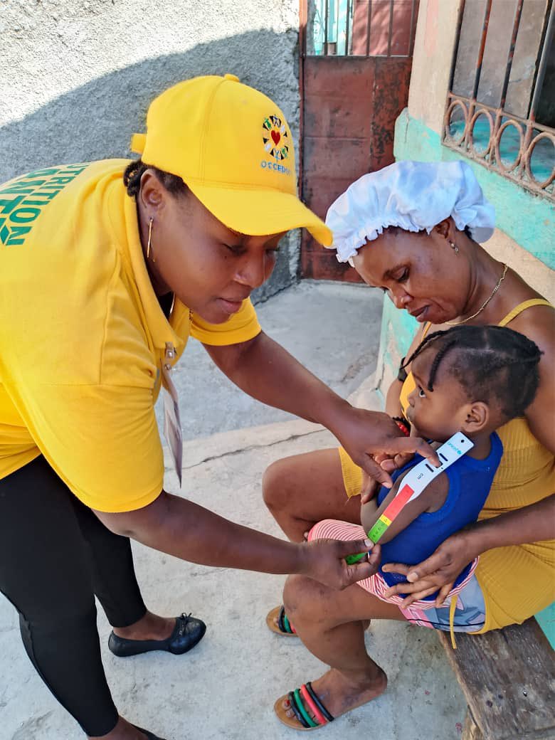 OCCEDH1's tweet photo. Face au déplacement massif et forcé des populations de la Plaine du Cul-de-Sac, contraignant de nombreuses familles et enfants à abandonner leurs  maisons,  la section Nutrition de l'OCCED'H intervient, depuis le premier jour, sur plusieurs sites de déplacés et dans les communautés grâce au soutien de ses partenaires, notamment @UNICEFHaiti et @MsppOfficiel . De Wharf Jérémie à Petit Place Cazeau, passant par Cité Soleil, toute l'équipe reste mobilisée pour assister les enfants en difficulté ainsi que leurs familles.

Au cours de ces interventions,  les professionnels de santé ont procédé au dépistage des cas de malnutrition ainsi qu'à la prise en charge ambulatoire des enfants atteints de malnutrition aiguë. 

L'OCCED'H continue de se mobiliser pour protéger la santé et le bien-être des enfants les plus vulnérables. 

@OCHAHaiti   #ProtectionDesEnfants  #nutrition #UrgenceHumanitaire #haiti #enfance