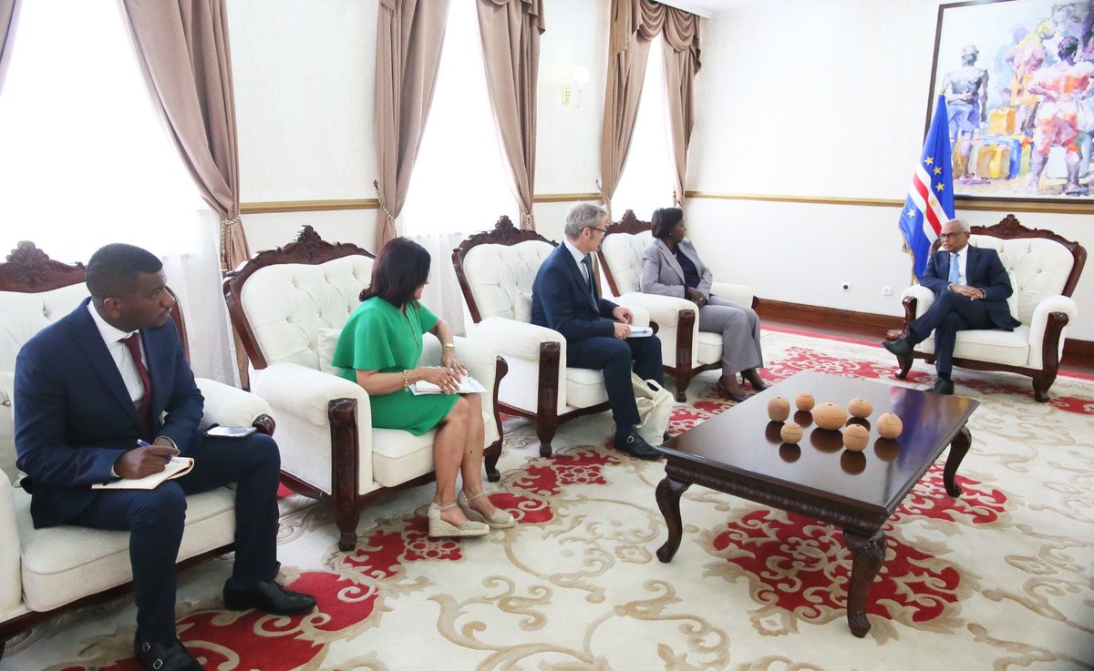 OIFrancophonie's tweet photo. En marge de la Rencontre internationale sur la créolité atlantique à Praia, la Secrétaire générale de la #Francophonie, @LMushikiwabo, s’est entretenue avec le Président de la République du Cabo Verde, S.E.M. José Maria Neves.

Les enjeux linguistiques liés à cette rencontre, la situation régionale ainsi que le renforcement de la coopération entre l’OIF et le #CaboVerde ont été au cœur de leurs échanges.