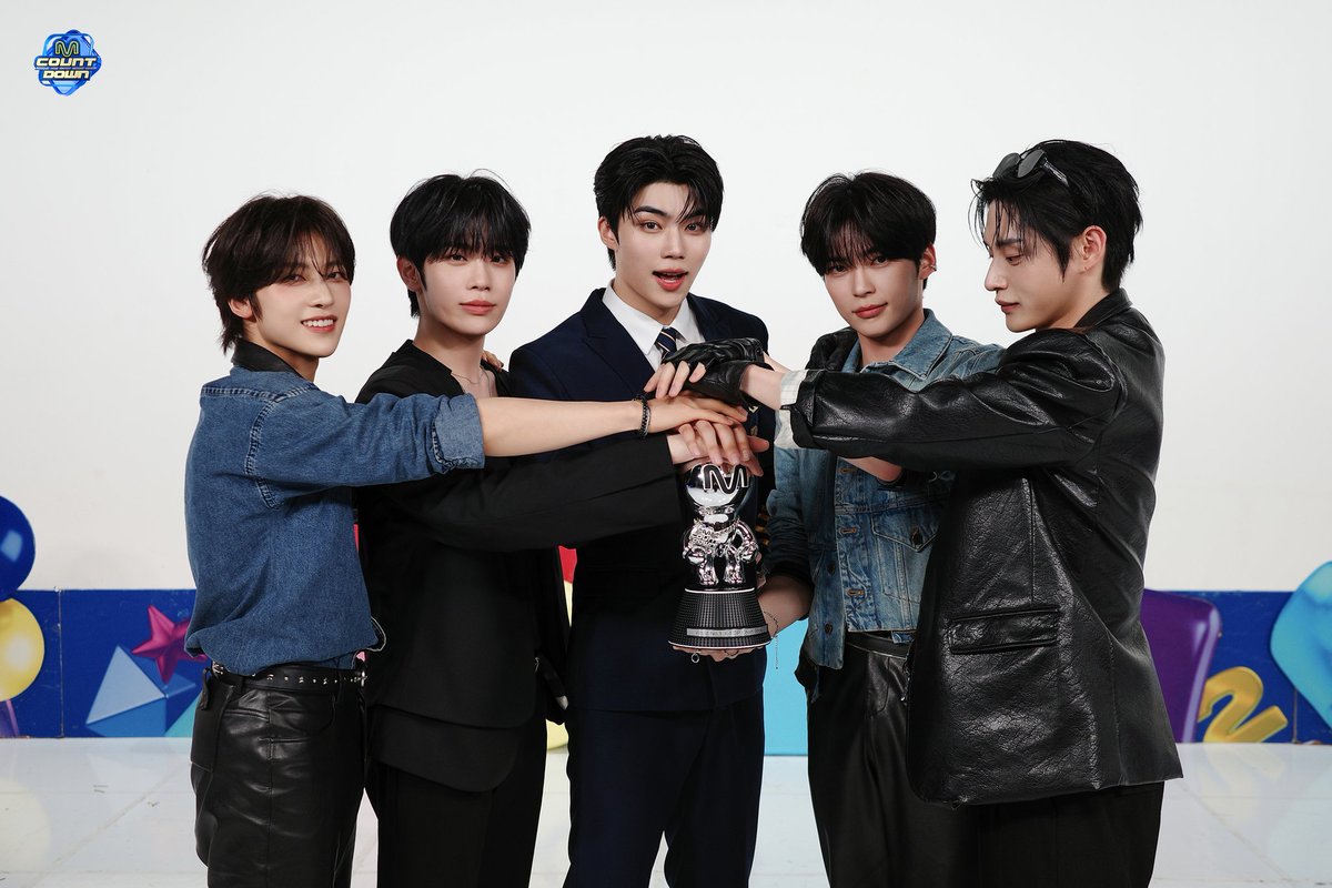 gunwookii's tweet photo. ⌕_ Matthew hyung’s birthday, me as today’s MC, and a trophy that feels more precious than ever ♡
Congratulations and thank you to our Zerose for this unforgettable moment 🏆

P.s see how happy we are during encore [ https://t.co/SkRGWoT8UK ] https://t.co/yiGT1M3GnU
