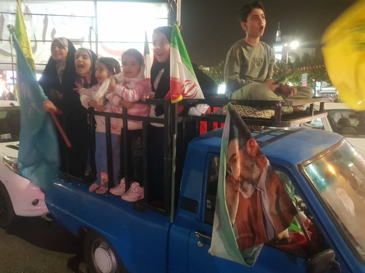 Zahra_so52's tweet photo. این شب ها نسل جدید انقلاب، با حال و هوای بهمن ۵۷ بیشتر آشنا شدند.
شور و حالی که در آن روزها بود، به خوبی به نسل جدید منتقل شد.
برخی دوستان می گویند: حتی اگر ما نخواهیم یک شب به تجمعات بیاییم، بچه های ما اجازه نمی دهند و آنها ما را راهی می کنند.

#خیابان_ایران
#IranianOnIt https://t.co/UObJE0x0bO