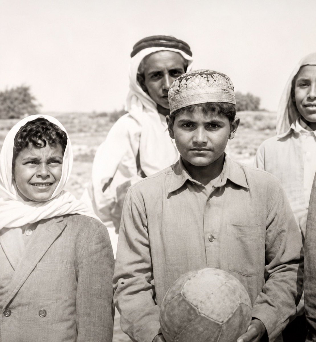 Arshif_aljassim's tweet photo. بعض الرجال لا يرحلون حين تتوقف أنفاسهم بل يبقون أحياء في حاضر أوطانهم وفي الإنجازات التي صنعوها وفي التاريخ الذي كتبوه بأفعالهم لا بكلماتهم ..

سعادة عبدالله بن حمد العطية لم يكن مجرد مسؤول أو وزير طاقة سابق بل كان أحد الرجال الذين أعادوا رسم مستقبل قطر الاقتصادي والسياسي أمام العالم..

رجل حمل على عاتقه منذ بدايات النهضة الحديثة مسؤولية بناء قطاع الطاقة القطري فقاد واحدة من أعظم التحولات الاقتصادية في المنطقة حتى أصبحت قطر اسم عالمي يذكر في مقدمة الدول المؤثرة في الغاز والطاقة والاقتصاد..

في زمنٍ كانت فيه الأحلام أكبر من الإمكانيات كان العطية من الرجال الذين آمنوا بأن قطر تستحق مكانةً تليق بها بين الكبار فدخل أصعب الملفات وخاض أكبر التحديات وقاد مشاريع الغاز العملاقة التي غيرت وجه الوطن ورسخت اسم #قطر كأكبر مصدر للغاز الطبيعي المسال في العالم..

لم تكن إنجازاته أرقام تذكر في التقارير فقط بل كانت مستقبل وطن كامل..
اقتصاد نهض ومكانة ارتفعت وراية قطرية وصلت إلى كل موانئ العالم..

خدم وطنه لأكثر من خمسين عامًا بإخلاص نادر متنقلًا بين المسؤوليات الكبرى من وزارة الطاقة والصناعة إلى رئاسة قطر للبترول إلى نائب رئيس مجلس الوزراء وكان حاضر في أصعب المراحل ثابت بحكمة الرجال الكبار يعمل بصمت ويتحدث بلغة الإنجاز..

وعلى المستوى الدولي لم يكن يمثل نفسه بل كان يمثل صورة قطر الجديدة الدولة التي صنعت تأثيرها بالعقل والرؤية والإرادة..

واليوم ترجل واحد من الرجال الذين لا تتكرر أسماؤهم كثيرًا في تاريخ الأمم..

رحل سعادة عبدالله بن حمد العطية لكن أثره باقٍ في كل إنجاز قطري وفي كل مشروع طاقة وفي كل نجاح صنعته هذه الأرض الطيبة.

رحم الله رجل الدولة الكبير وأسكنه الفردوس الأعلى وجزاه عن قطر وشعبها خير الجزاء

 #عبدالله_بن_حمد_العطية

 #عبدالله_بن_حمد_العطية