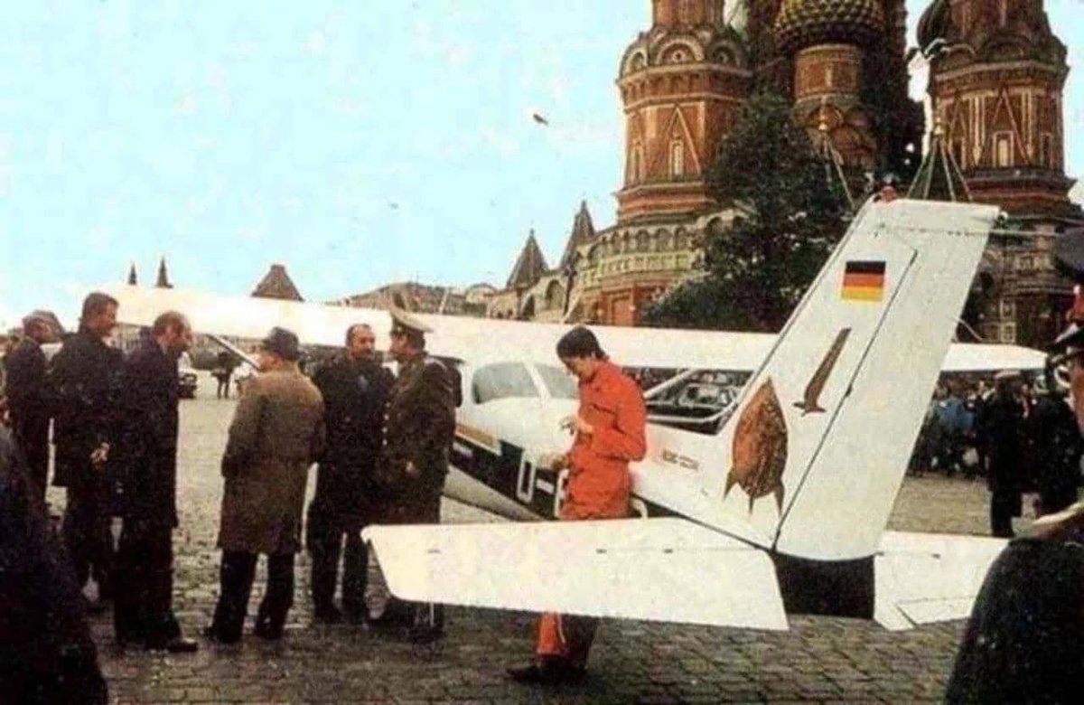 UrTver's tweet photo. 28 мая 1987 года 19-летний Матиас Руст вторгся в воздушное пространство Советского Союза и приземлился на Красной Площади в Москве. Его самолет долетел до центра города без препятствий, не был выявлен советской противовоздушной обороной и приземлился вблизи от Кремля.
⤵️ https://t.co/b7AidBWRvd