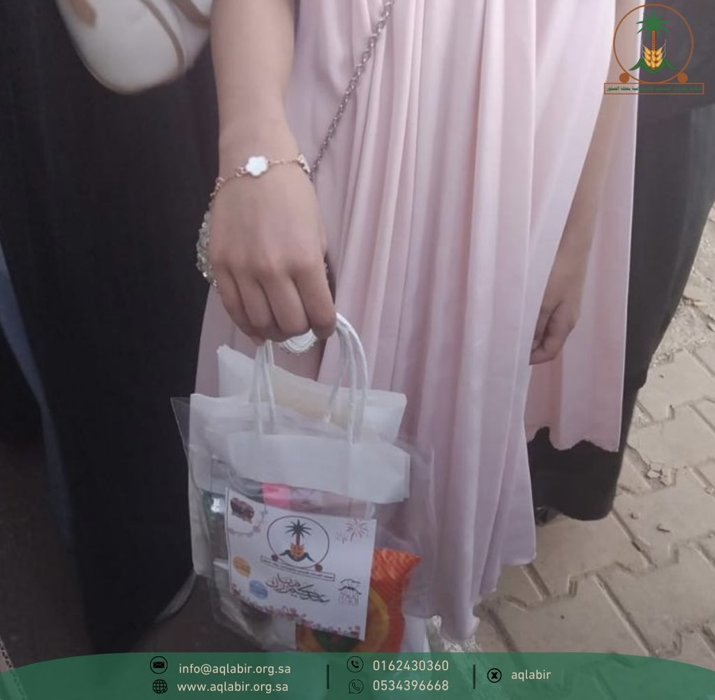 aqlabir's tweet photo. قامت #جمعية_الخدمات_الإنسانية_والاجتماعية بـ #عقلة_الصقور بتوزيع هدايا #العيد في مصليات العيد، مشاركةً للمصلين فرحة عيد الأضحى وإدخالًا للبهجة في هذه المناسبة المباركة . https://t.co/t1fuuFhk99